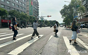 「偽裝老人龜速過馬路」引熱議！公總澄清：非本國人行為
