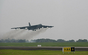 威懾南海！美軍B-52H「首次」印尼起飛 可縮短航程加大打擊力道