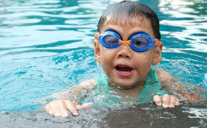 小孩最好別穿「藍色泳衣」！教練點破危險性