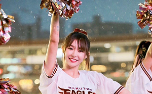 Yuri赴日球場表演慘摔！腿踢太高「四腳朝天」畫面曝光