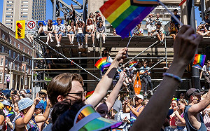 百威淡啤贊助多倫多 LGBT 遊行 裸體男人和兒童參加成討論焦點