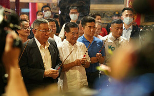 無視禁柯令？顏寬恒夜市拜票 「巧遇」柯文哲：台中藍白合態勢明確