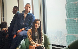 控黑人性騷＋1！微風女神爆被抱丟床 感到對方下體