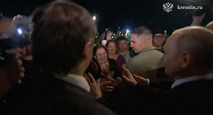 克宮釋普丁上街視察民眾歡呼影像 CNN這樣解讀... 