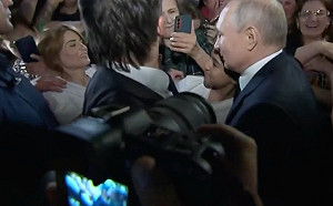 普丁被兵變後「反常」近距離接觸民眾 還親了年輕女子一口