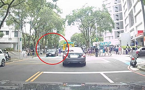 不甩「停讓行人」　汽車闖紅燈險撞飛學生