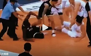 (影) 當場幹架！北控邀請賽和美聯隊發生衝突 王少傑暴揍黑人球員