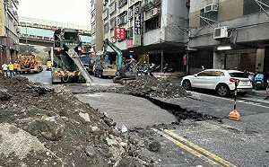 天坑面積逐漸擴大！顏若芳籲市府暫停大稻埕煙火節 