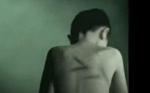 踹背、呼50下巴掌！網紅醫遭踢爆暴打小孩 醫院：已暫停職務靜候調查