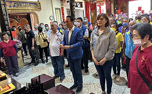 郭台銘參拜左營城隍廟 李眉蓁當面表達團結才能下架民進黨