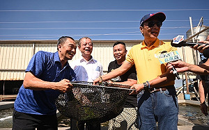 屏東議長陪參訪養殖專區 郭台銘喊讓「農、漁民賺大錢」 