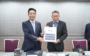 日跨黨派拜會民眾黨 前外相評柯文哲如「颱風眼」：動盪社會風雲人物 