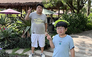 統神帶晨晨出遊曬合照！網歪樓：身材越來越像