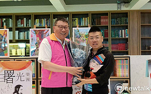 網銀基金會公益畫展 掀開身障藝術家邱聖凱奮鬥史