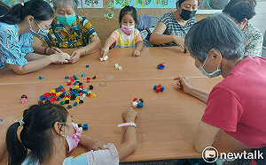 後壁地區老幼共學  社區小尖兵陪長輩作伙來企桃