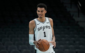 布蘭妮求合影　被文班亞馬保鑣打中