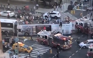 紐約曼哈頓雙層觀光巴士追撞公車81傷 18人入院觀察