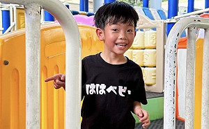 蔡桃貴放暑假「曬成黑炭」！網笑：跟包公一樣了