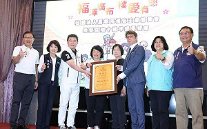 黃敏惠感謝福安王爺慈善會  推動微型傷害保險助弱勢