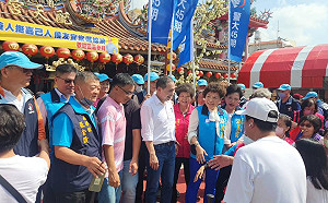 侯友宜回「嘉」搶票！ 綠議員陣前倒戈黃嫈珺現場支持