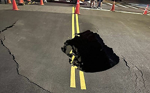 北市南京西路驚見天坑！ 漏夜緊急灌漿搶修