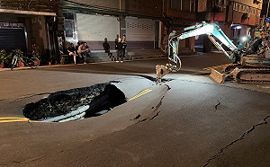 南京西路驚現「天坑」 北市府緊急進行回填