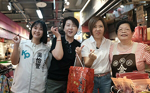 黃珊珊于美人合體掃街 端政策牛肉：若柯當選中繼市場續用、停建數發部