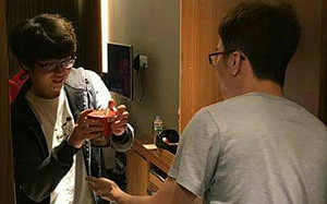 「泡麵小王子」來敲門！閃電狼MMD送泡麵做外交