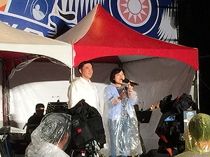 挺郝晚會雨中行　藍委：風雨更具信心