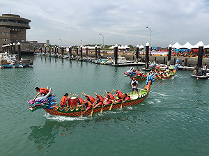 海上賽龍舟 竹圍漁港鑼鼓喧天迎端午