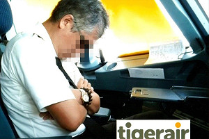 8虎航正機師機上睡覺?  副機師拍照檢舉