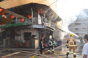 火警連燒12間  涂醒哲慰問受災戶