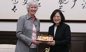 吳釗燮見英駐台代表  轉達蔡英文慰問