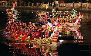 很閃 !  台南龍舟賽晚上筏閃閃發亮