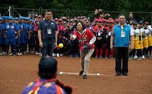 為女壘聯賽開球  蔡英文期勉：以進軍2020東京奧運為目標