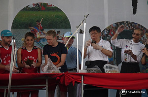 柯P又失言？ 外國人首次包粽竟嫌醜