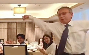 (影) 被北京迷昏了頭? 沖繩知事宴會上跳民族舞蹈引議論 本人發推澄清