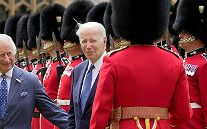 (影) 「又走前面又拍背!」拜登與英國王會面 外媒：違反王室禮儀