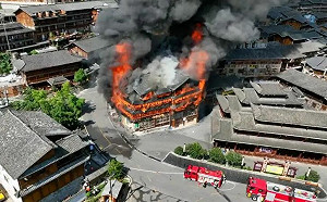 (影)中國「世界最大苗寨」恐怖大火2死6傷! 客服人員：只是消防演習