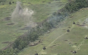 (影) 你們行不行？俄軍反坦克導彈打不到目標 士兵反被自家無人機誤傷