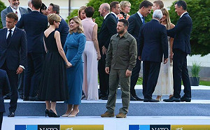 澤連斯基臉超臭! 疑似北約峰會受冷落畫面曝 他站一旁面露尷尬