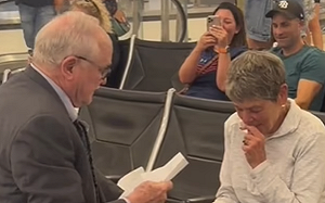 60年後重逢！美國78歲爺爺求婚高中時暗戀對象 下跪瞬間老奶奶哭了