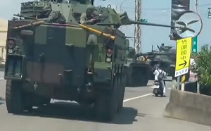 (影)雲豹甲車砲管「擊墜」反光鏡、路標 陸軍六軍團認了…