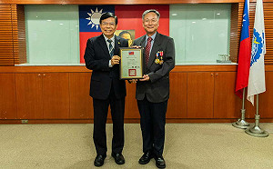 鄭明典畢業囉！網友留言：恭喜 颱風可以來了