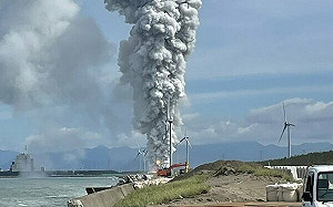 (影)日本JAXA「艾普斯龍S」引擎測試爆炸意外 烈焰濃煙吞噬試驗場