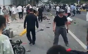 (影) 驚悚現場! 江蘇鹽城BMW闖紅燈連撞8人 釀2死6傷慘劇