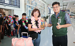 高雄偏鄉天籟之音載譽歸國   教育局長代表陳其邁接機