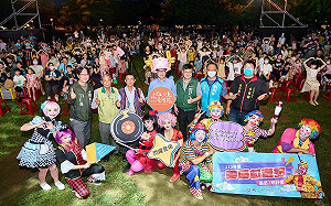 高雄兒童藝術節水陸嗨翻暑假  陳其邁現身同樂秀特技