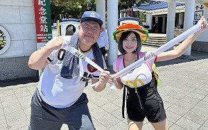 716遊行賺爛了？館長直播流量斗內雙冠 四叉貓賺到「公道價」完壓柯P