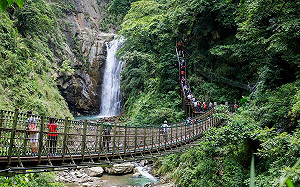 封閉23年 嘉縣竹崎觀音瀑布重新開放首日湧近千人